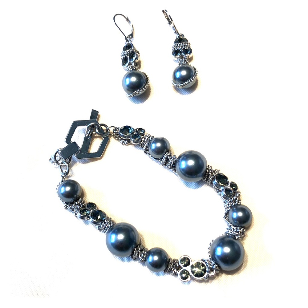 Simply Vera Wang gray pearl earrings & bracelet